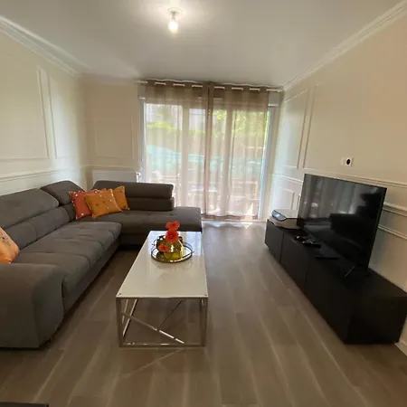 Apartment 2 Bedroom With Garden *