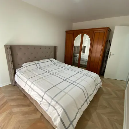 2 Bedroom With Garden Apartment *
