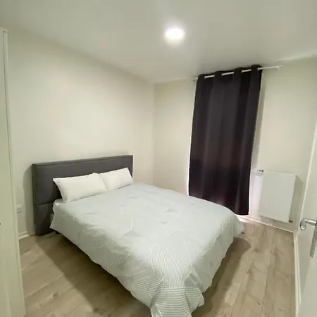 2 Bedroom With Garden Apartment *